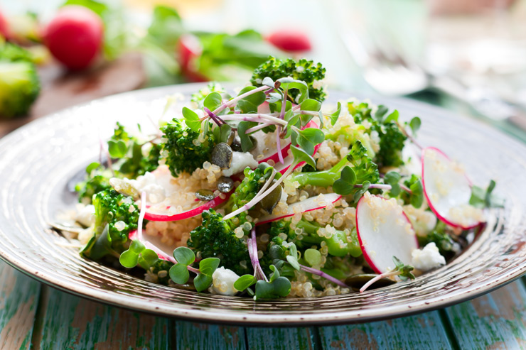 Salade met quinoa, broccoli en radijsjes