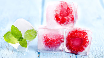 fruitige verrassing in ijsblokjes